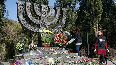 Monumento en memoria de las víctima de Babi Yar en Kiev, Ucrania.