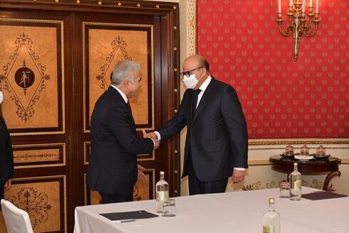 El ministro de Relaciones Exteriores Lapid se reunió con su homólogo bahreiní Abdullatif bin Rashid Al Zayani en Roma en junio pasado. (Embajada de Israel en Roma) El ministro de Relaciones Exteriores Lapid se reunió con su homólogo bahreiní Abdullatif bin Rashid Al Zayani en Roma en junio pasado.