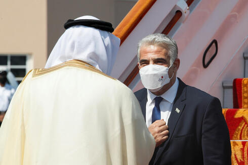 El ministro de Relaciones Exteriores, Yair Lapid, es recibido por su homólogo de Bahrein, Abdullatif bin Rashid Al Zayani. 