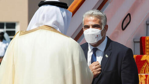 El ministro de Relaciones Exteriores, Yair Lapid, es recibido por su homólogo de Bahrein, Abdullatif bin Rashid Al Zayani. 