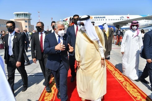 El ministro de Relaciones Exteriores, Yair Lapid, fue recibido por su homólogo de Bahrein, Abdullatif bin Rashid Al-Zayani. (GPO) El ministro de Relaciones Exteriores, Yair Lapid, fue recibido por su homólogo de Bahréin, Abdullatif bin Rashid Al-Zayani.