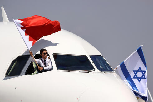 Un avión Gulf Air A320 procedente de la capital de Bahrein, Manama, llega al aeropuerto Ben Gurion. 