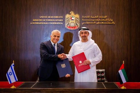 El ministro de Relaciones Exteriores Lapid junto a su homólogo emiratí, Abdullah bin Zayed bin Sultan Al Nahyan, en Dubai en junio pasado. 