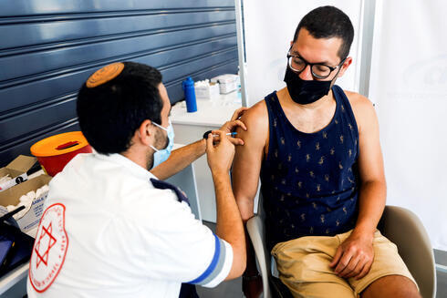 Un hombre recibe la tercera dosis de la vacuna contra el coronavirus en Tel Aviv. 