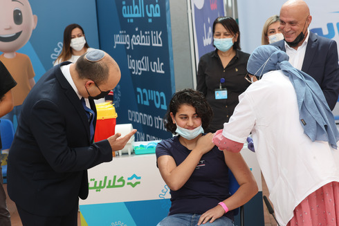 El primer ministro Bennett en un centro de vacunación de una localidad árabe. 