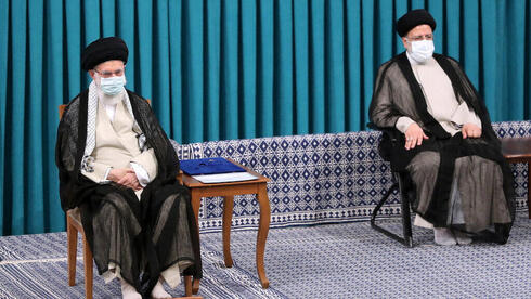 Líder supremo de Irán, Ali Khamenei (izq.) junto al presidente de Irán Ebrahim Raisi. 