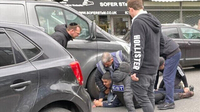 Detención de un presunto atacante de un judío en su automóvil en Londres, en mayo de este año. 