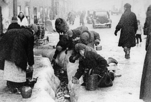 Los ciudadanos de Leningrado extraen agua de una tubería rota durante el asedio de 900 días. 
