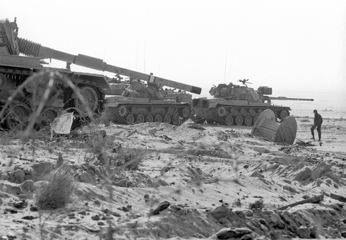Tanques israelíes cerca del canal de Suez durante la Guerra de Yom Kipur. 