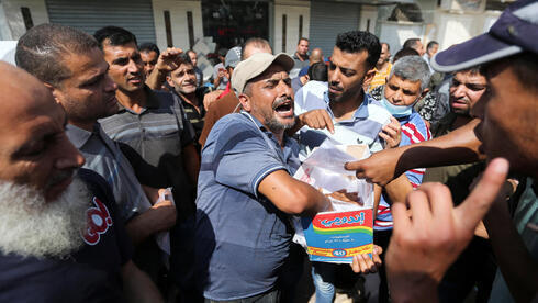 Palestinos se reúnen para solicitar permisos de trabajo israelíes, en Khan Younis, en el sur de la Franja de Gaza. 