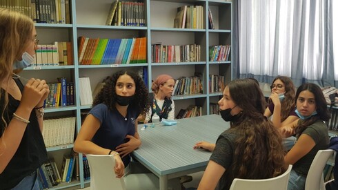 La voluntaria Bracha Miller habla con chicas adolescentes en Hod Hasharon. (Gentileza) La voluntaria Bracha Miller habla con chicas adolescentes en Hod Hasharon.