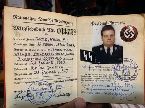 Tarjeta de membresía del partido nazi con la foto del sospechoso.
