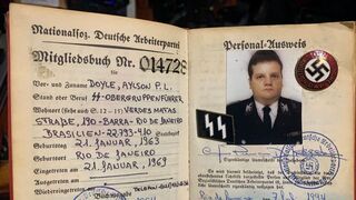 Tarjeta de membresía del partido nazi con la foto del sospechoso.