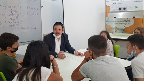 Moshé Shacor, director de proyectos de Unity, habla con estudiantes en una escuela secundaria de Hod Hasharon. 