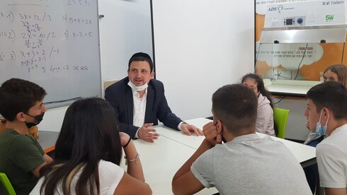 Moshé Shacor, director de proyectos de Unity, habla con estudiantes en una escuela secundaria de Hod Hasharon. (Gentileza) Moshé Shacor, director de proyectos de Unity, habla con estudiantes en una escuela secundaria de Hod Hasharon.