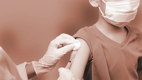 Según el director de la unidad de vacunas de Pfizer en Israel, la vacuna para niños es segura. 