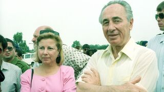 Colette Vital junto a Shimon Peres. 