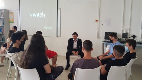 El voluntario Shlomo Goodman interactúa con adolescentes seculares en una escuela secundaria de Hod Hasharon. (Gentileza) El voluntario Shlomo Goodman interactúa con adolescentes seculares en una escuela secundaria de Hod Hasharon.