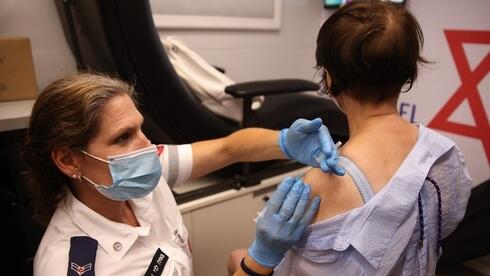 Una mujer recibe la tercera dosis de la vacuna contra el coronavirus. 