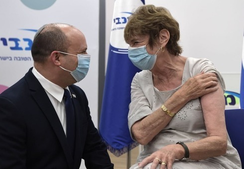 El primer ministro Naftalí Bennett con su madre Myrna después de recibir su vacuna contra el coronavirus. 