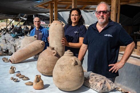 Vasijas y tinajas de almacenamiento de vino descubiertas en la excavación. (Autoridad de Antigüedades de Israel) Vasijas y tinajas de almacenamiento de vino descubiertas en la excavación.