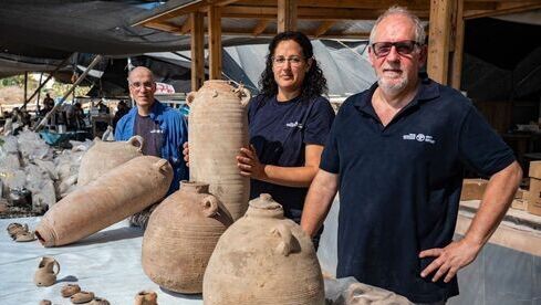 Vasijas y tinajas de almacenamiento de vino descubiertas en la excavación. 