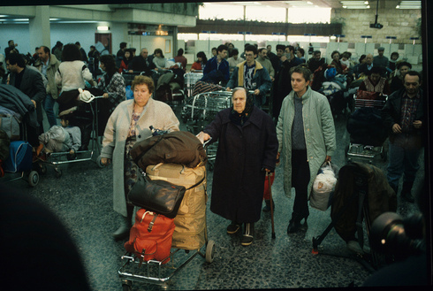 Inmigrantes judíos de la ex Unión Soviética en el aeropuerto Ben-Gurion en 1990. 