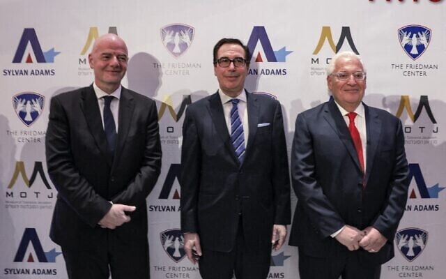 Gianni Infantino, el ex secretario del Tesoro de Estados Unidos, Steve Mnuchin; y el ex embajador de EE. UU. en Israel, David Friedman; durante la inauguración del Centro Friedman para la Paz. (AFP) Gianni Infantino, el ex secretario del Tesoro de Estados Unidos, Steve Mnuchin; y el ex embajador de EE. UU. en Israel, David Friedman; durante la inauguración del Centro Friedman para la Paz.