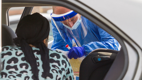 Una mujer se somete a una prueba rápida de detección de COVID-19 en Haifa. 