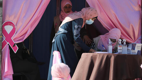 Una mujer palestina se registra para un chequeo voluntario de cáncer de mama, como parte de la campaña de concientización pública. (Reuters) Una mujer palestina se registra para un chequeo voluntario de cáncer de mama, como parte de la campaña de concientización pública.