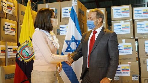 La ministra de Salud de Ecuador, Ximena Garzón, y el embajador de Israel, Zeev Harel. 