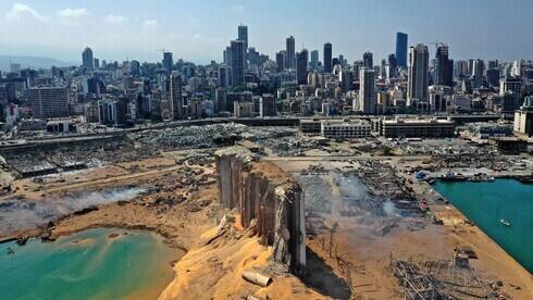 Una vista aérea muestra el daño masivo causado a los silos de granos del puerto de Beirut. 