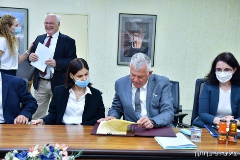 La ministra de Infraestructura, Energía y Recursos Hídricos, Karine Elharrar, se reúne con su homólogo jordano, Muhammad al-Najar, en Ammán, Jordania. (Rafi Ben Hakoon ) La ministra de Infraestructura, Energía y Recursos Hídricos, Karine Elharrar, se reúne con su homólogo jordano, Muhammad al-Najar, en Ammán, Jordania.