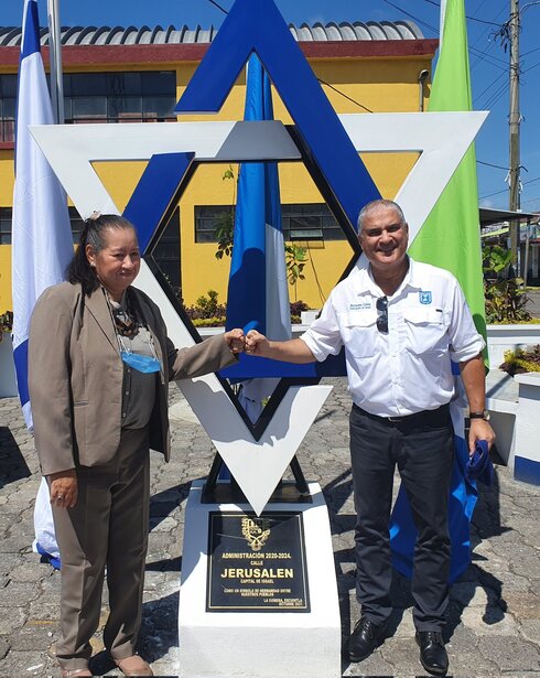 El embajador de Israel en Guatemala, Matanya Cohen, y la alcaldesa de La Gomera, durante la inauguración de la calle "Jerusalén Capital de Israel". 