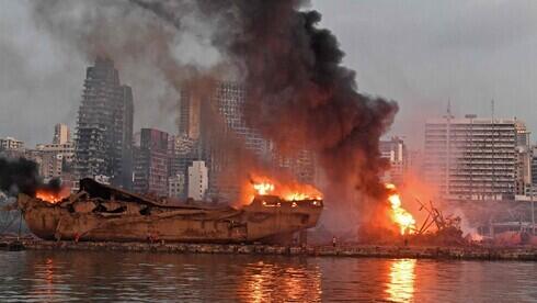 Barco envuelto en llamas, en el puerto de Beirut, horas después de la explosión. 