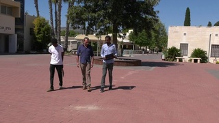 Refugiados de Eritrea y Sudán junto al director del campus juvenil de Kaduri. 