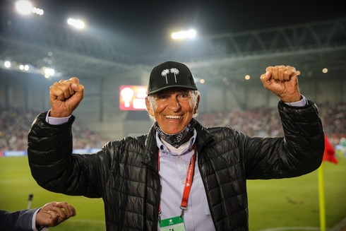 Mordejai Spiegler celebró que Zahavi lo destronó como máximo goleador de la historia de la selección de Israel. (Oz Mualem) Spiegler