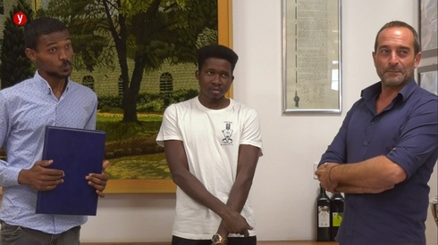 Entrega de títulos a los dos jóvenes refugiados de África. Entrega de títulos a los dos jóvenes refugiados de África.