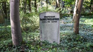 Tumba de Max Friedlaender en el  cementerio de Stahnsdorf, en Alemania.