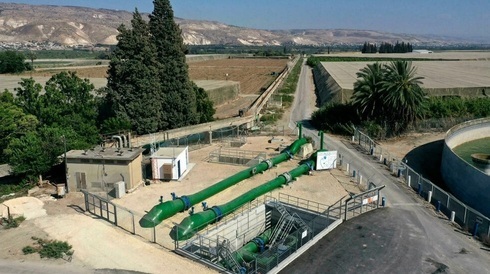 Sistema de tuberías utilizado para transferir agua de Israel a Jordania, cerca de la frontera y al sur del Mar de Galilea. 