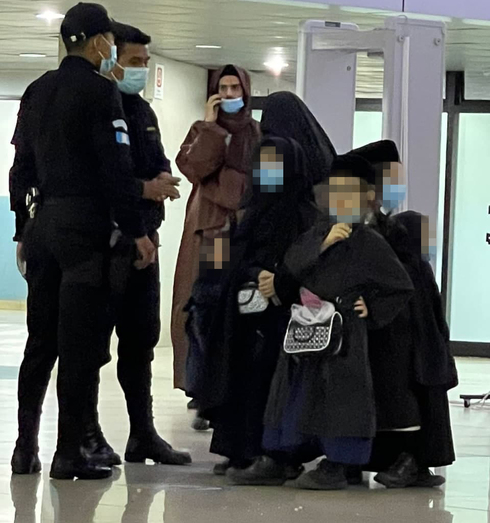 Una familia del culto Lev Tahor, con menores de edad, retenida en el aeropuerto de Guatemala. 