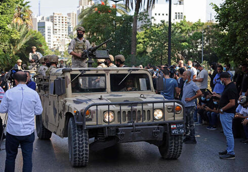 Fuerzas libanesas patrullan las calles de Beirut. 