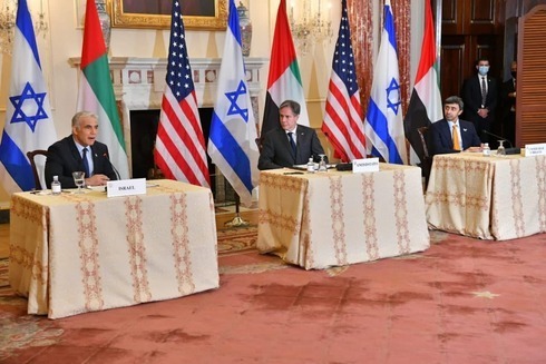 El ministro de Relaciones Exteriores, Yair Lapid, el secretario de Estado de Estados Unidos, Antony Blinken, y el ministro de Relaciones Exteriores de los Emiratos Árabes Unidos, Abdullah Bin Zayed, durante una conferencia de prensa en Washington el miércoles. 