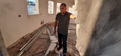 Hassan Shaalan observa las ruinas de su casa devastada por los disparos y la explosión. 