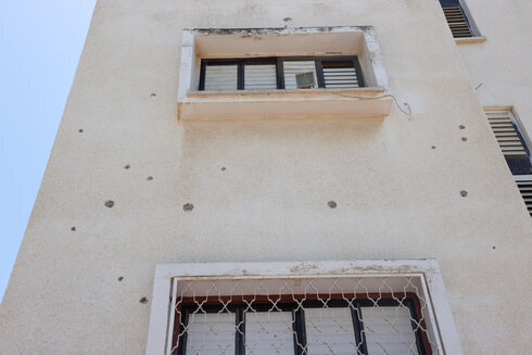 Se pueden ver los agujeros de bala en la casa del corresponsal de asuntos árabes de Ynet, Hassan Shaalan, en Taiybe. 