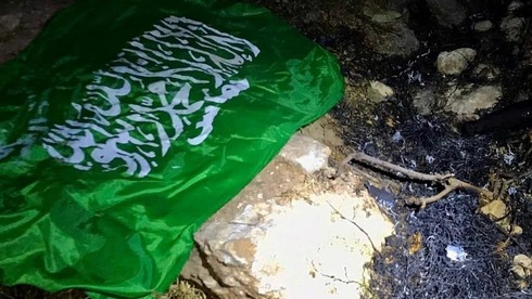La bandera de Hamas encontrada en el lugar desde el que palestinos lanzaban cócteles molotov hacia una carretera. 