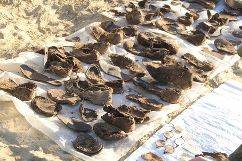Zapatos de las víctimas hallados en la fosa común.