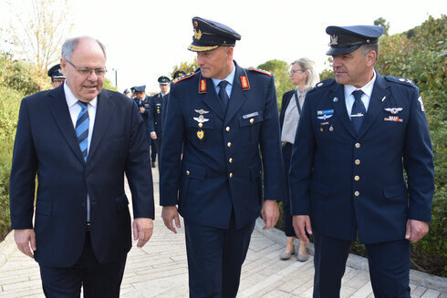 El comandante de la Fuerza Aérea de Alemania, Ingo Gerhartz (centro), el comandante de la Fuerza Aérea de Israel, Amikam Norkin (derecha), y el presidente del museo del Holocausto "Yad Vashem", Dani Dayan.