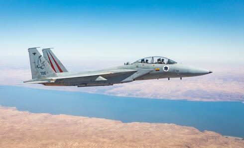 Un avión israelí F-16 participa en el entrenamiento de Bandera Azul en el Negev.