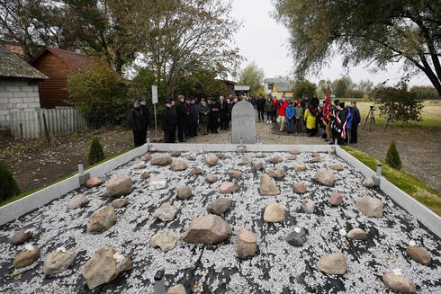 Monumento a las víctimas de la masacre de Wojslawice. 